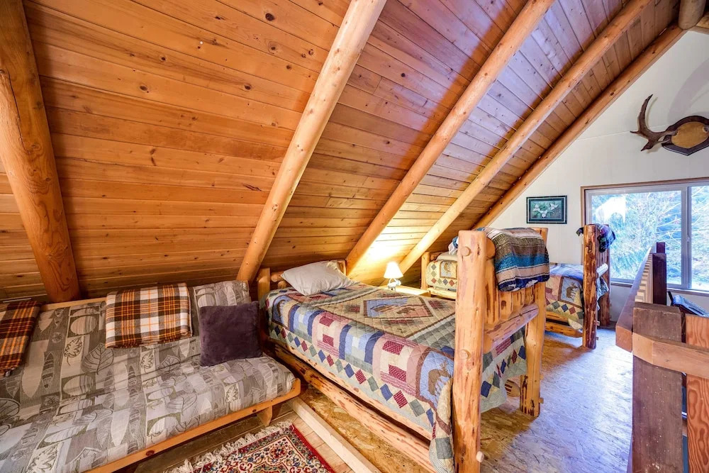 17MBR - Log Cabin - BBQ - Pets Ok - WiFi - Sleeps 8