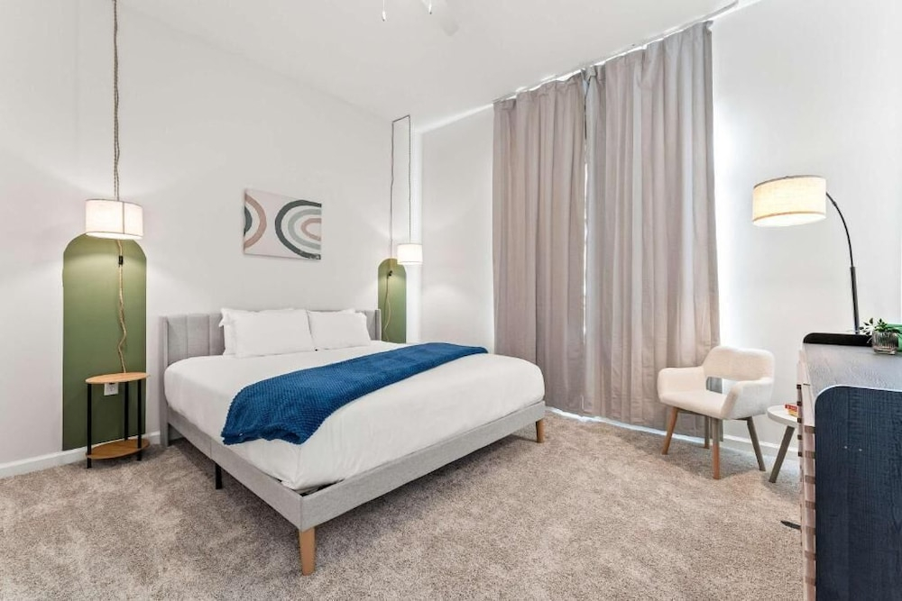 Riviere 3BR Apartment Stylish King Family Pets Friendly Pool & Gym Near Epic Universe