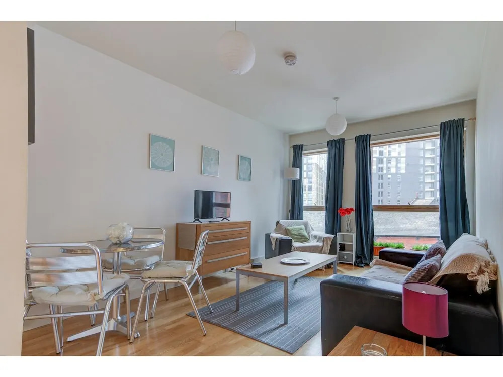 Spacious 1 Bedroom Flat for 2 in Manchester