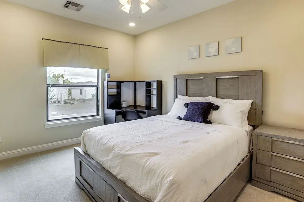 Walkable + Group-friendly: Houston Home By Stadium