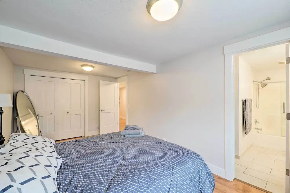 Cute Grand Haven Apartment: Walk Downtown Streets!