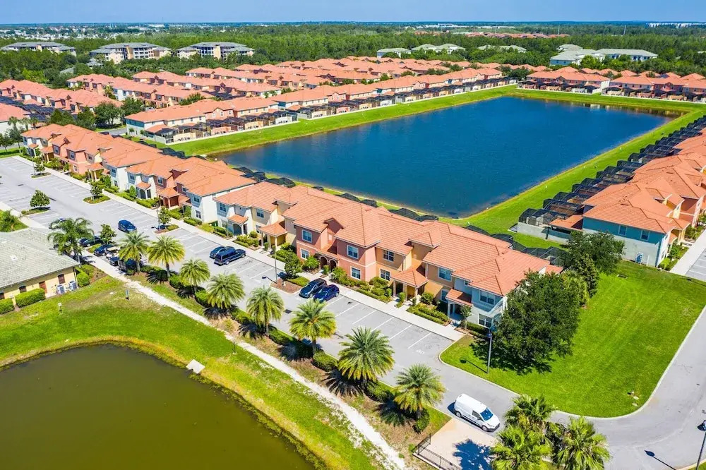 Contemporary 4 Bed 3 Bath Town Home With Upgrades, Private Pool i Close to Disney, Shopping