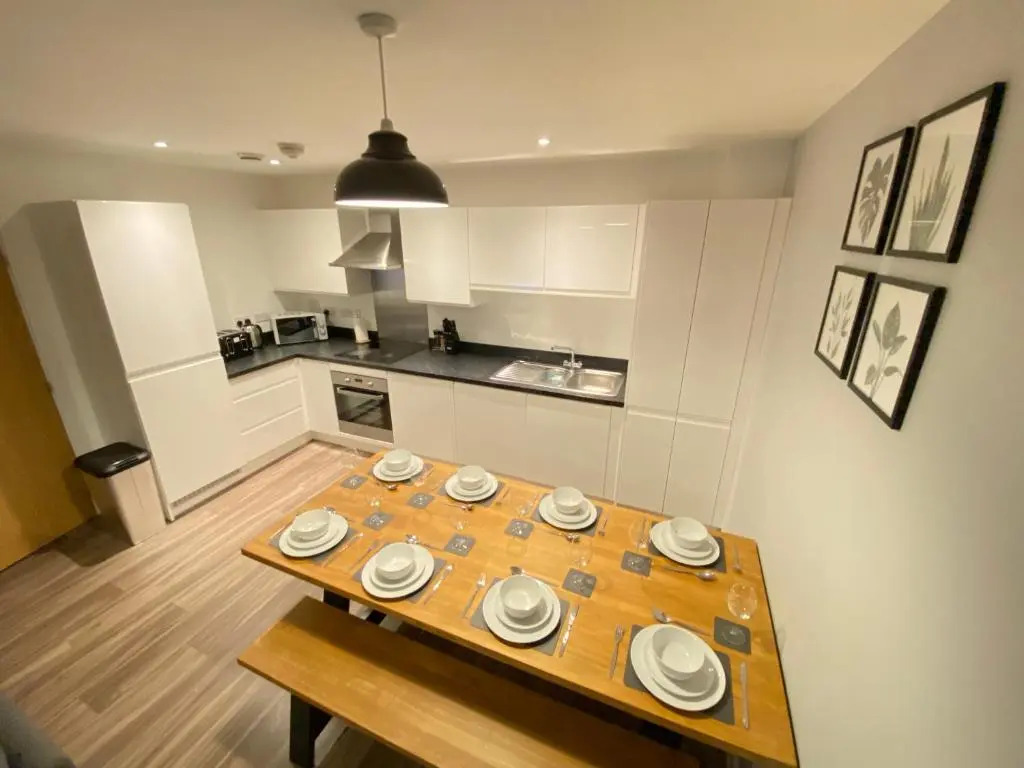 3 Bedrooms doubles or singles, 2 PARKING SPACES! WIFI & Smart TV's, Balcony