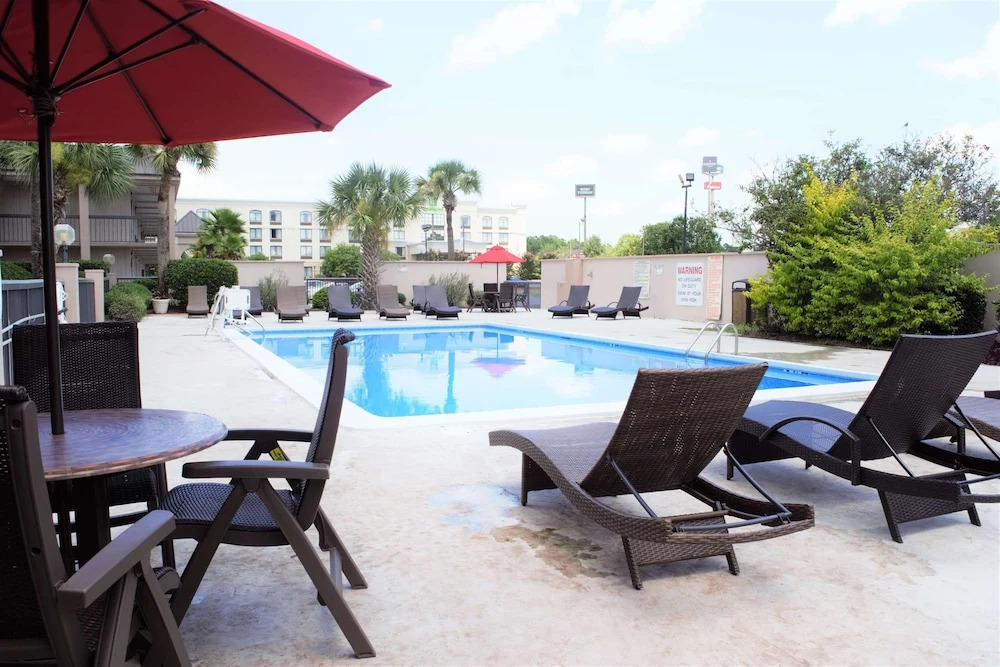 Ramada Savannah