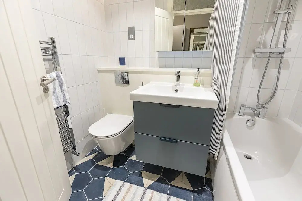 Modern 2BR Flat Minutes From Kensington Gardens