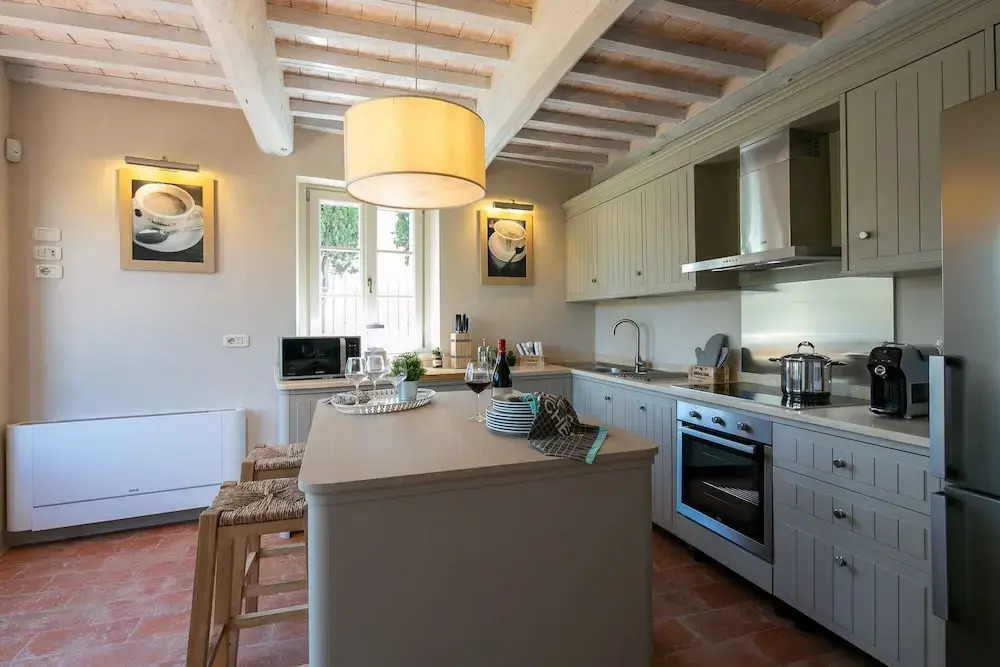 Plush Holiday Home in Cortona with Hot Tub