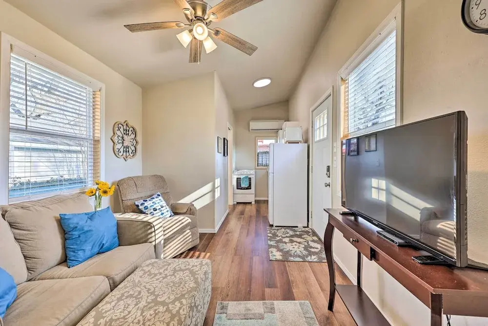 1 Mi to Dtwn Rogers: Convenient Getaway w/ Patio