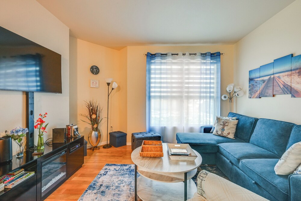 4 Mi to Clearwater Beach: Apt w/ Community Pool!