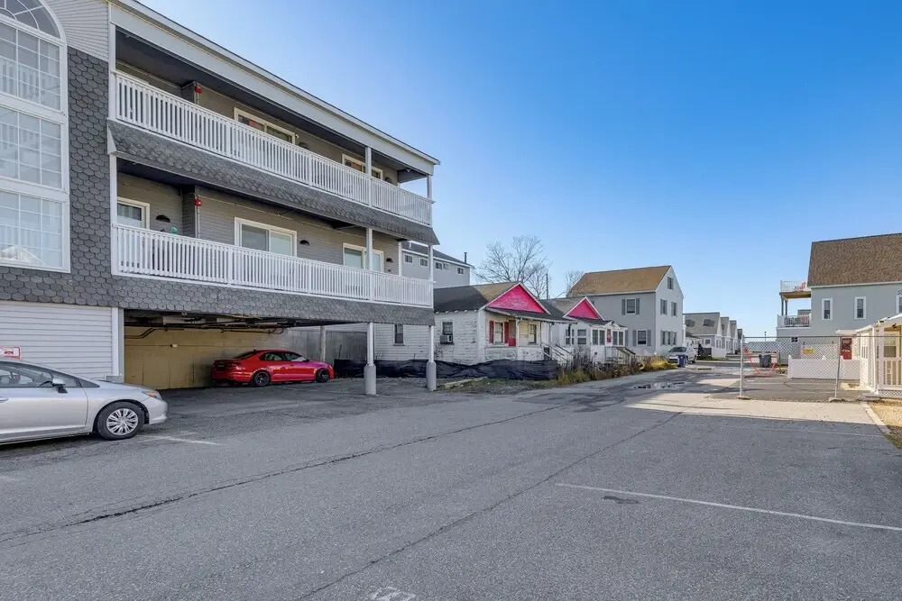 Walk to Public Beach Access! Breezy Hampton Condo