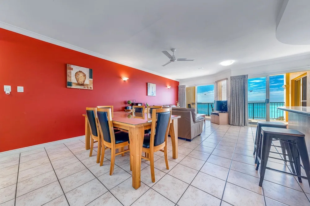 Ocean Views Galore - Airlie Beach