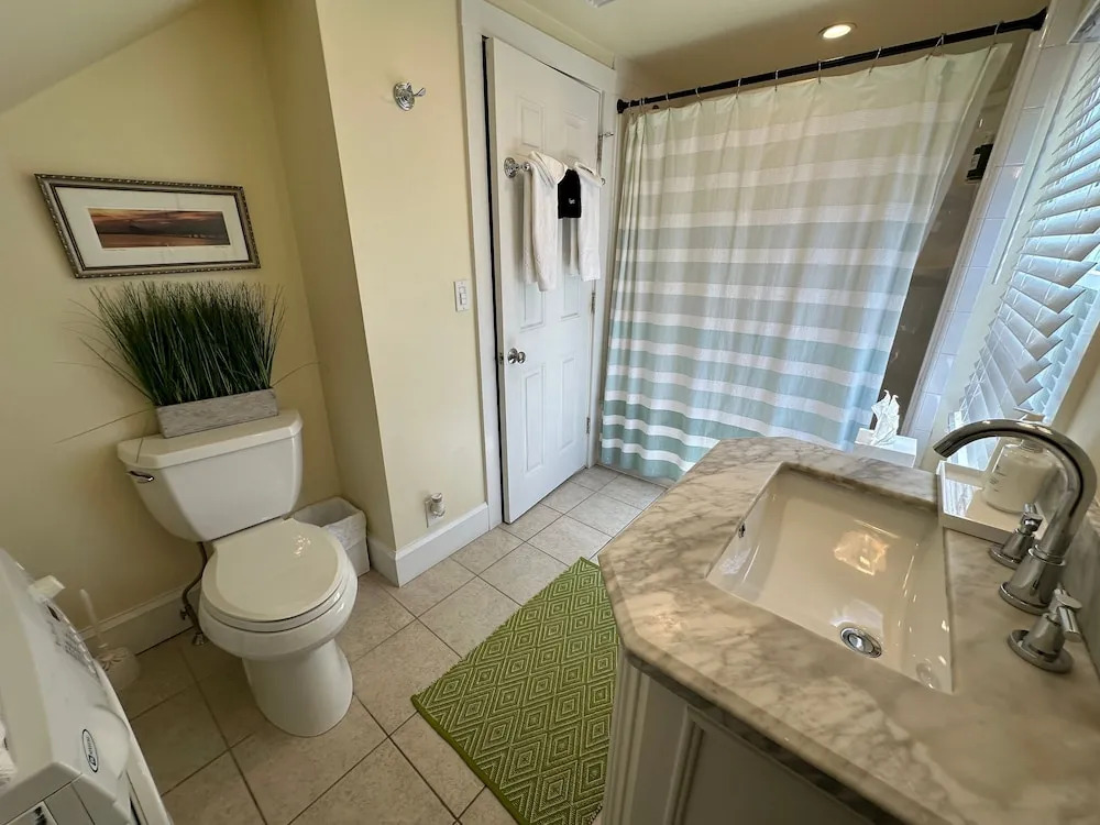 86 Dr Marcus House - Popular Broadway Area
