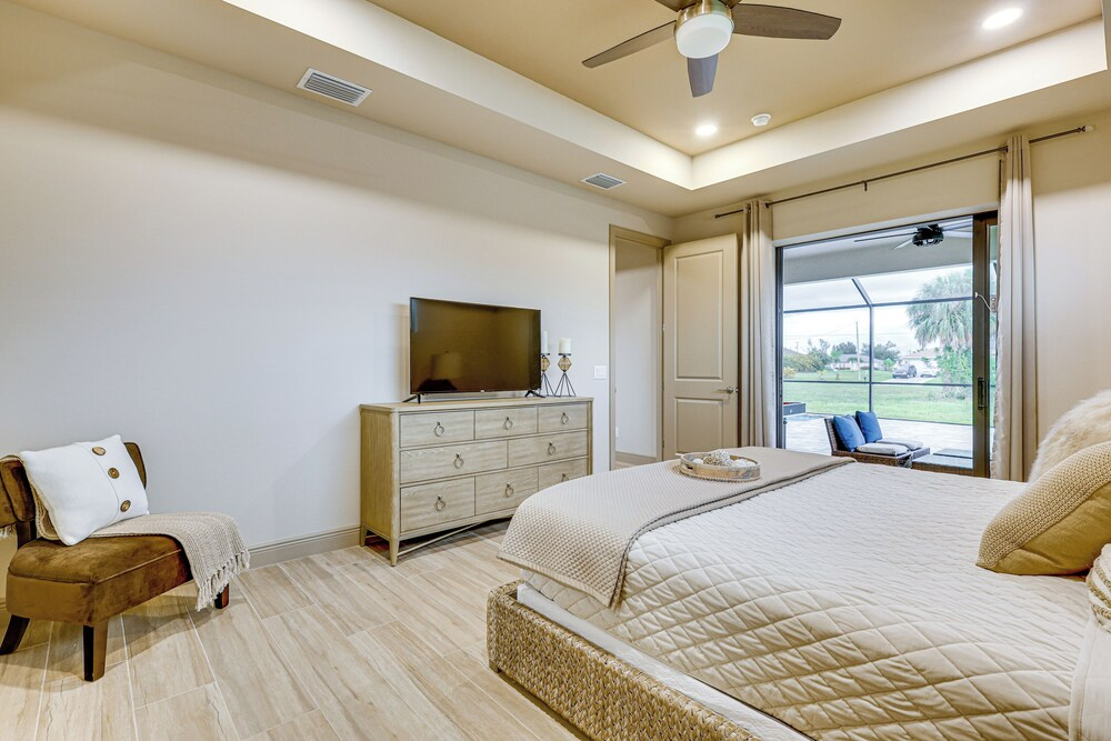 Outdoor Oasis: Spacious Family Home in Cape Coral!