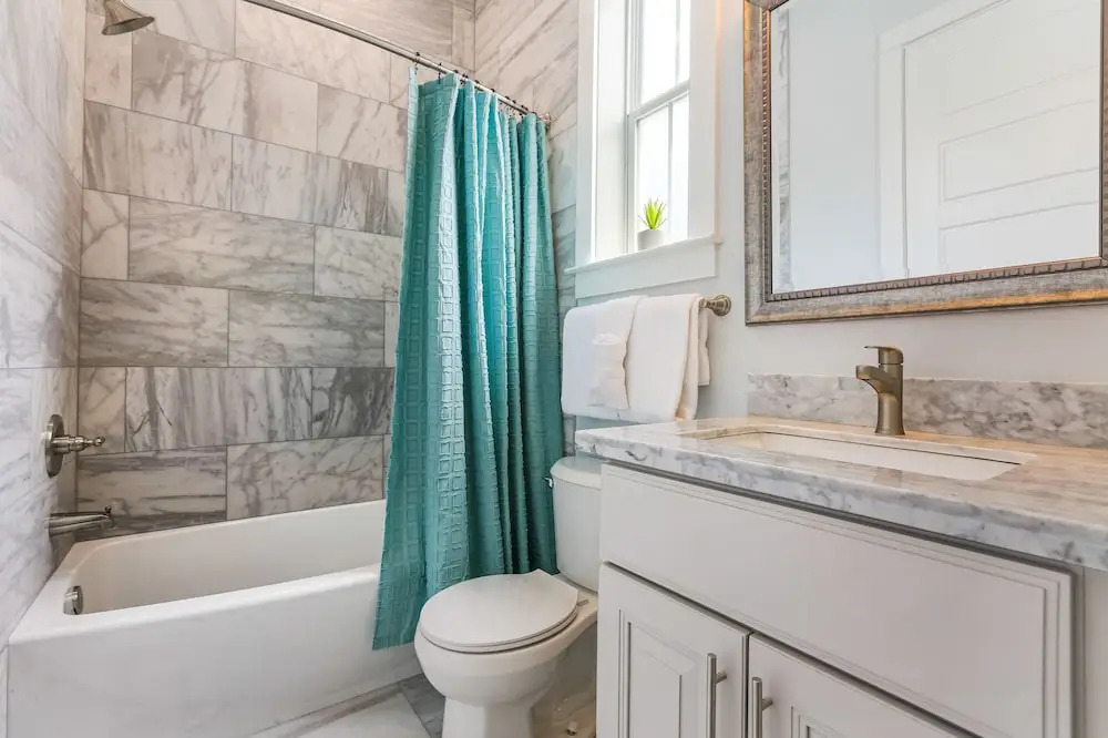 Modern 4 BR Condo with Balcony & Pool - Near FQ
