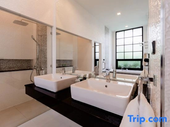 Villa Viola 7 Bedroom, Fully Staffed, on the Golf Course