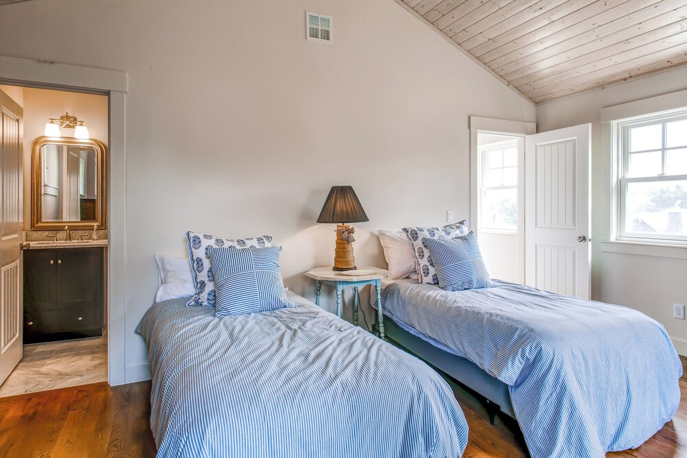 Modern Gearhart Getaway, Walk to Beach & Downtown!