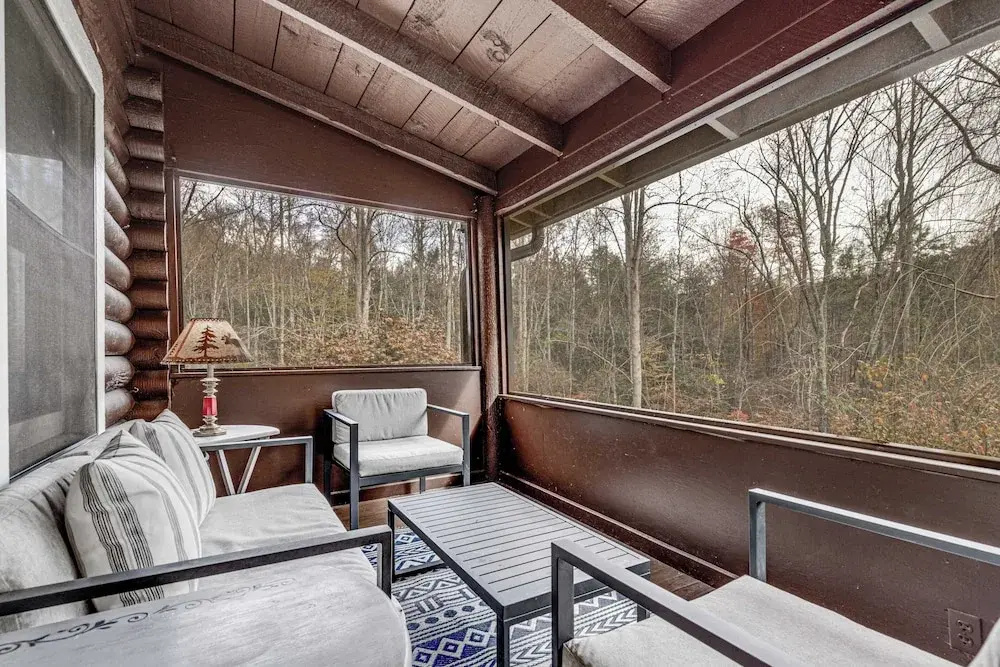 Artful Craftsman by Avantstay Sleeps 12 Hot Tub, Firepit, and Pond Gatlinburg + National Parks