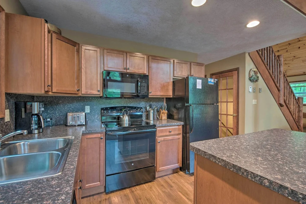 2 Mi to Lake Harmony: Gem w/ Game Room & Deck