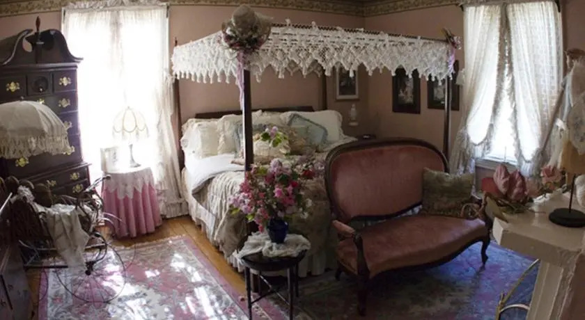 Edgewoods Cottage House
