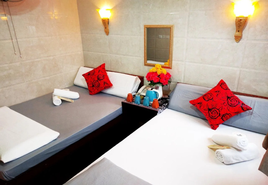 First Inn 24 HOUR RECEPTION 10TH F, Block D & E CHUNGKING MANSION TST