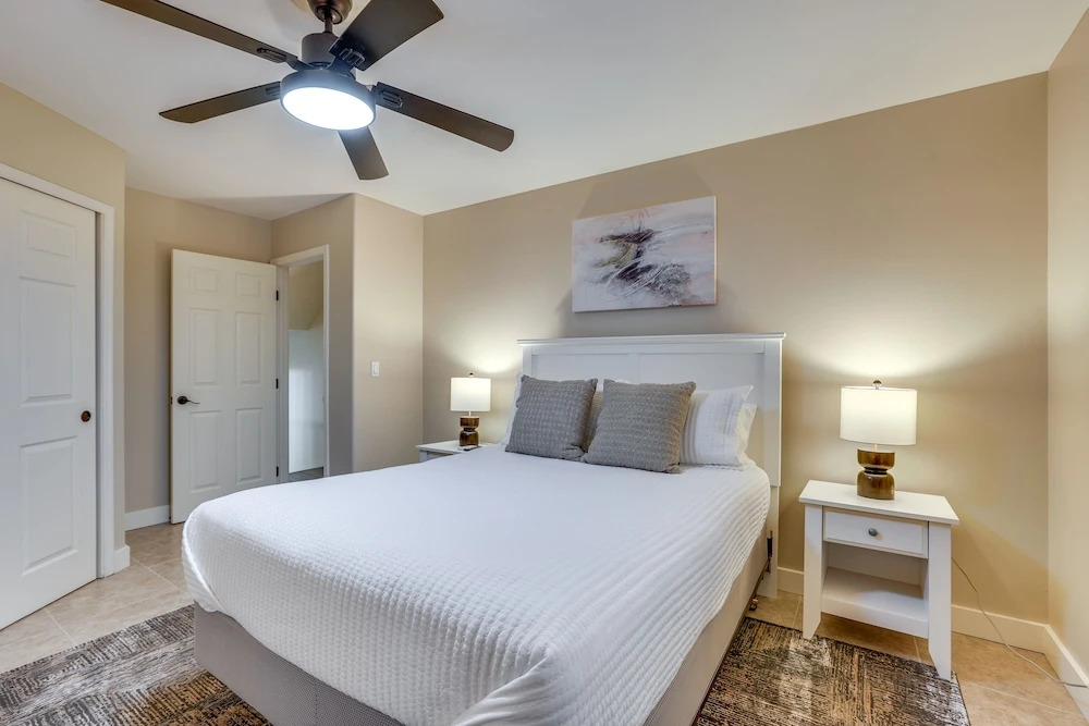Pool, Golf Course Views: Desert Oasis in Glendale