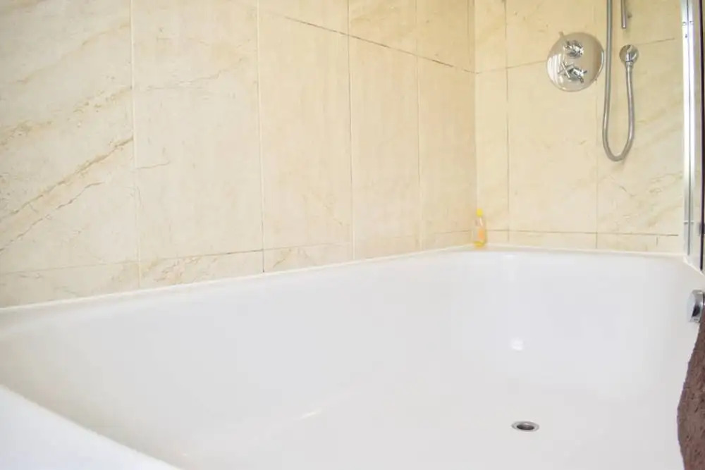 Bright and Modern 5 Bedroom Home With Garden