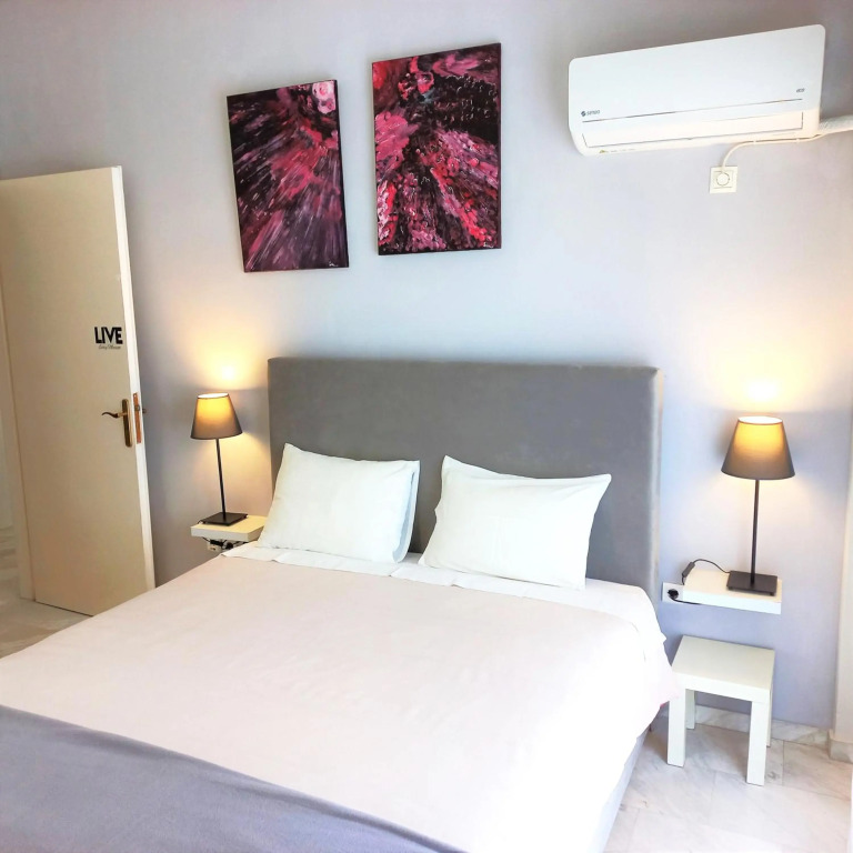 Central, Bright and Comfortable Apartment with balcony