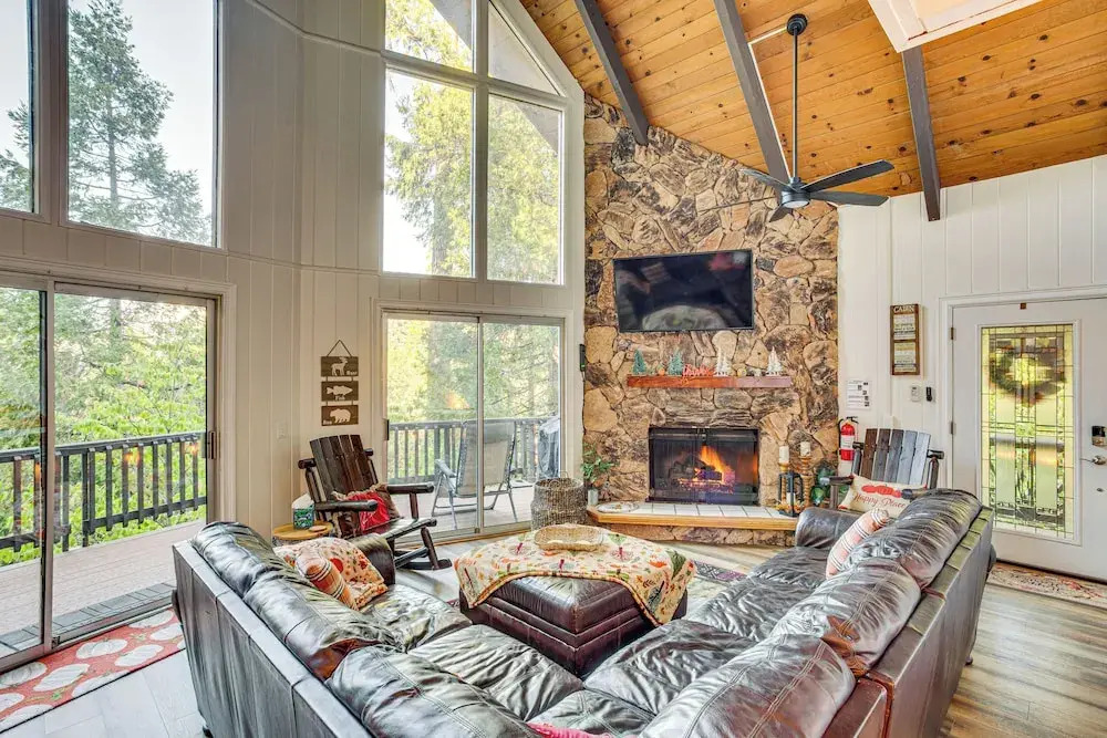 1 Mi to Lake Arrowhead Village! Cabin w/ Game Room