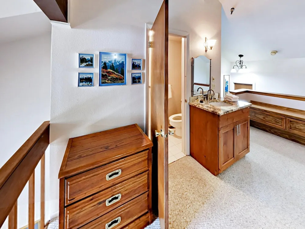 1491 Woodside Avenue Condo Unit 303A - 1 Br condo by RedAwning