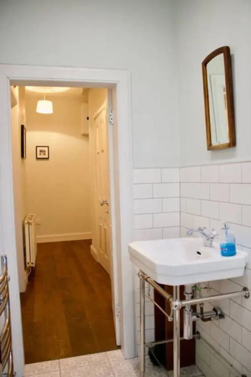 1 Bedroom Flat Overlooking Water of Leith Sleeps 2