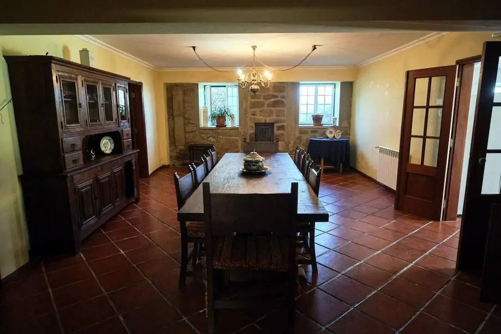 19th Centry Farmhouse Getaway - Sleep 12-14 w Pool
