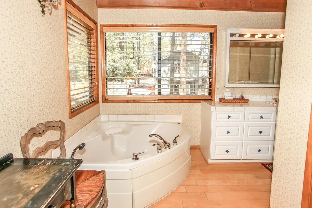Summit Escape A - Rustic Cabin With A Hot Tub And Barbecue! Wood Fireplace! Walk To Slopes! 2 Bedroom Condo