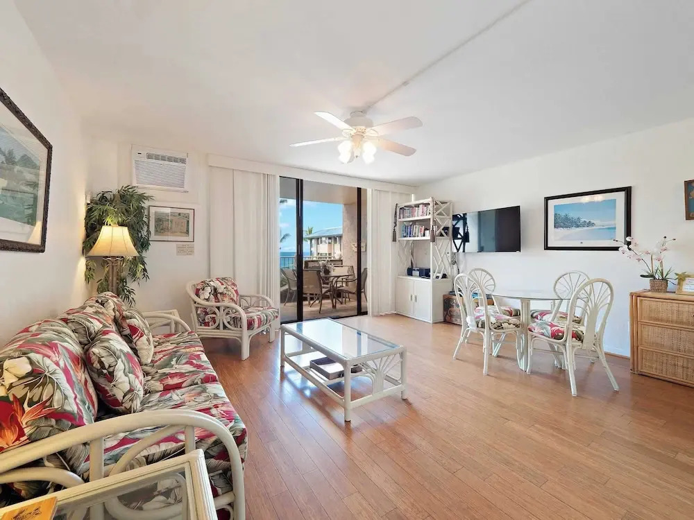 Kona Reef F2 Charming Oceanfront Condo for 4!