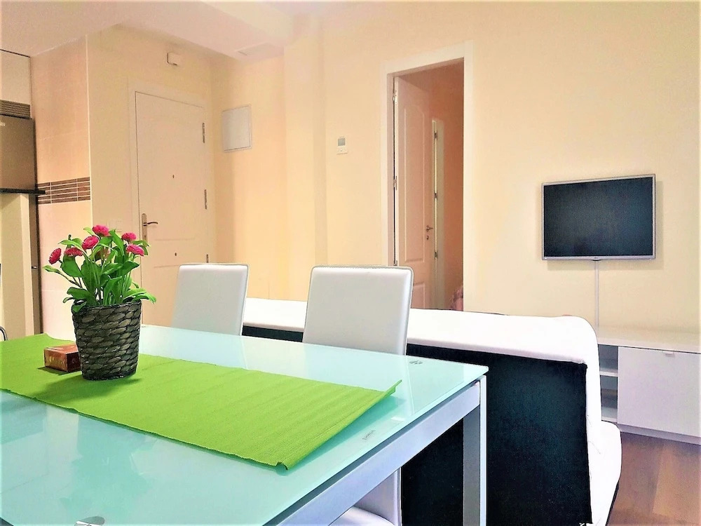 MC YOLO Apartamentos Espacio América