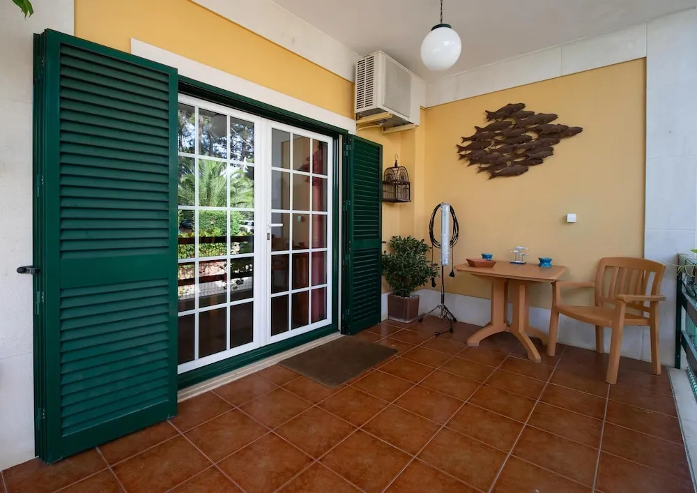 Aroeira Villa Sleeps 10 with Pool