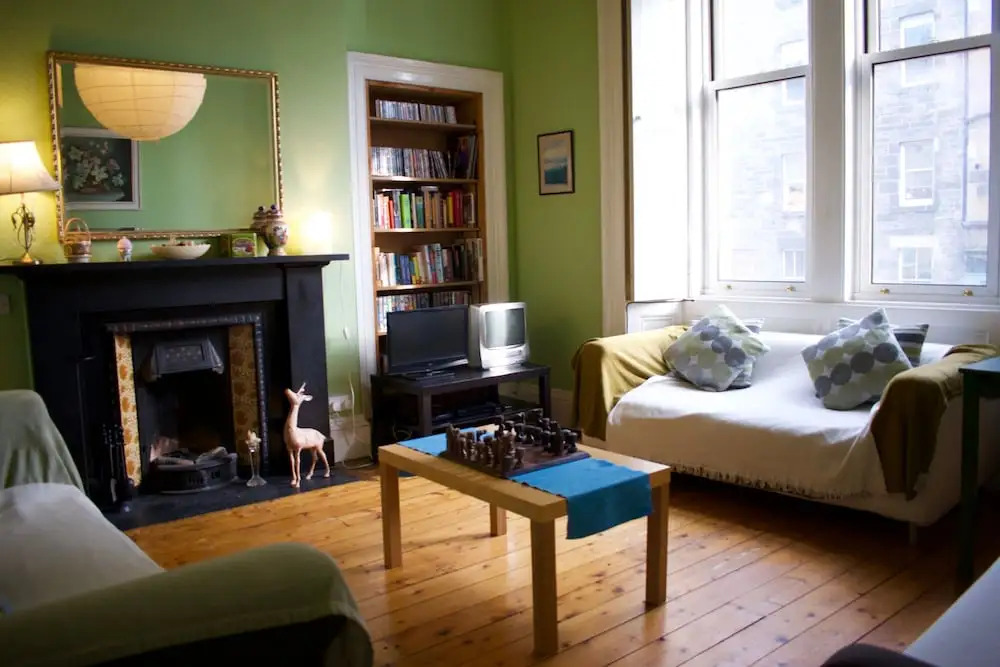 Traditional 3 Bedroom Apartment in Bruntsfield