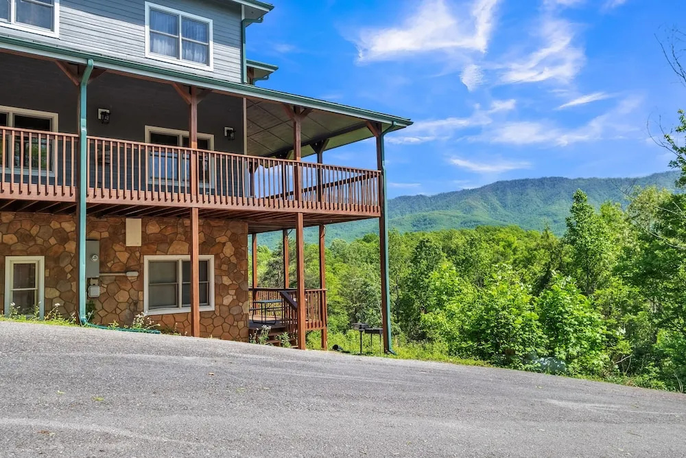 Heavenly Views - Amazing Mountain Views 8 Bedroom Cabin by Heavenly Views Resort