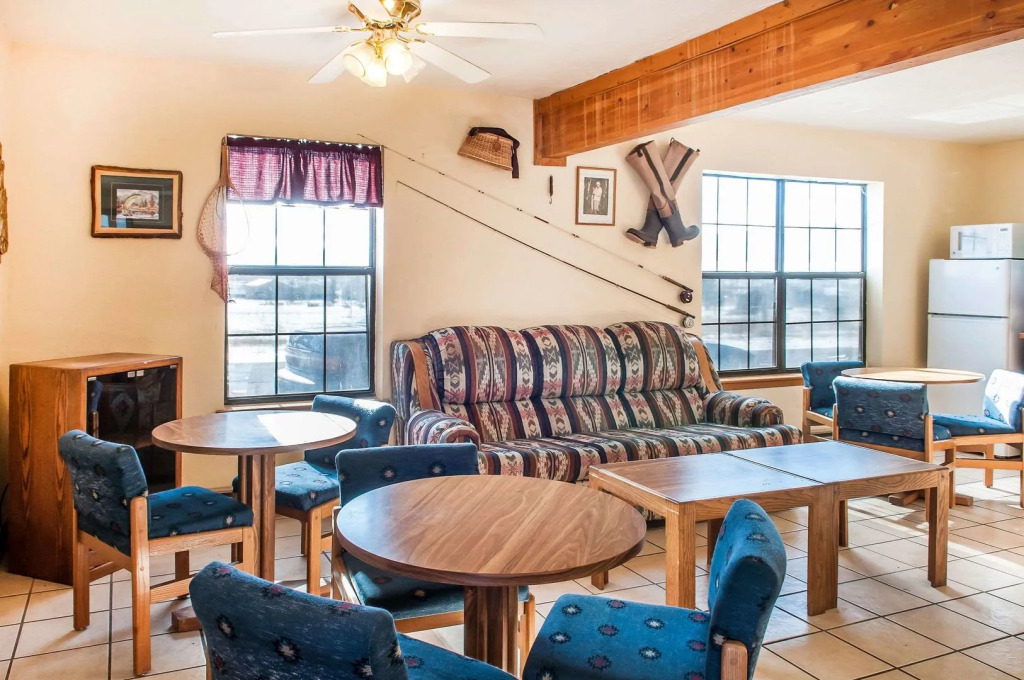 Econo Lodge Eagle Nest