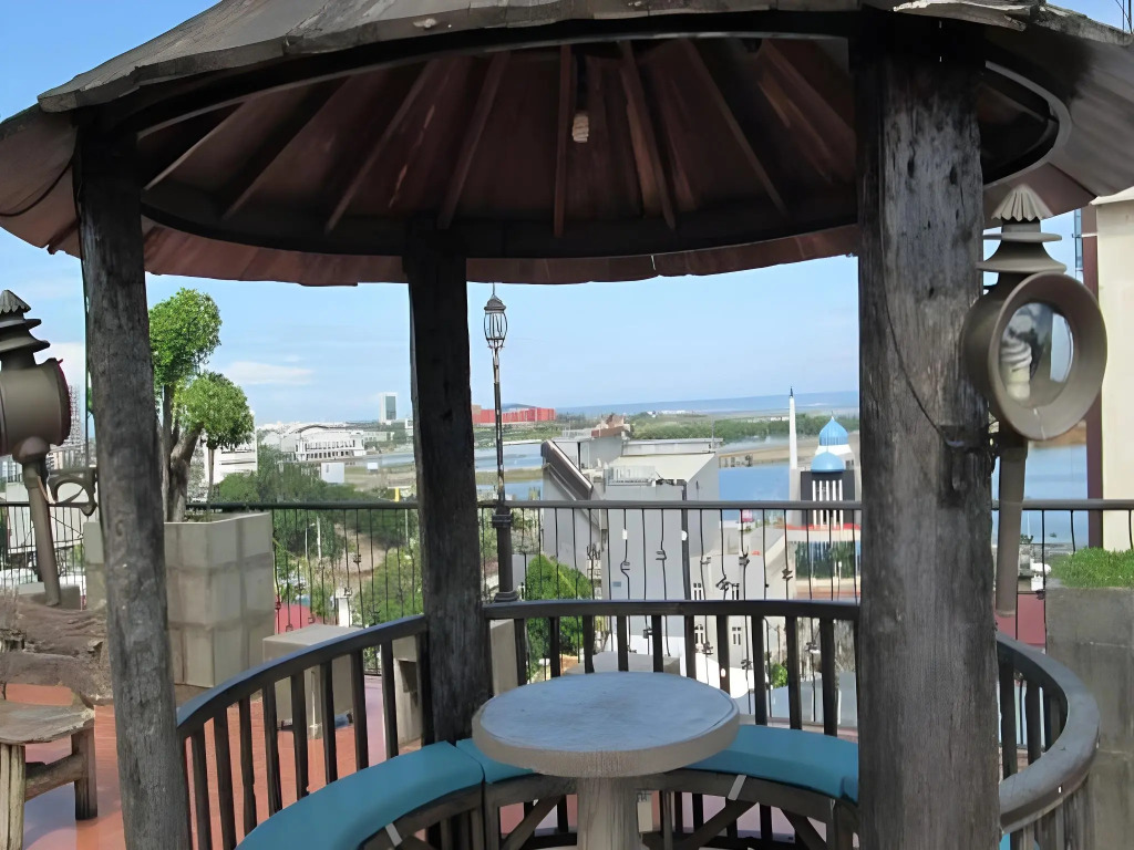 Kenari Tower Hotel