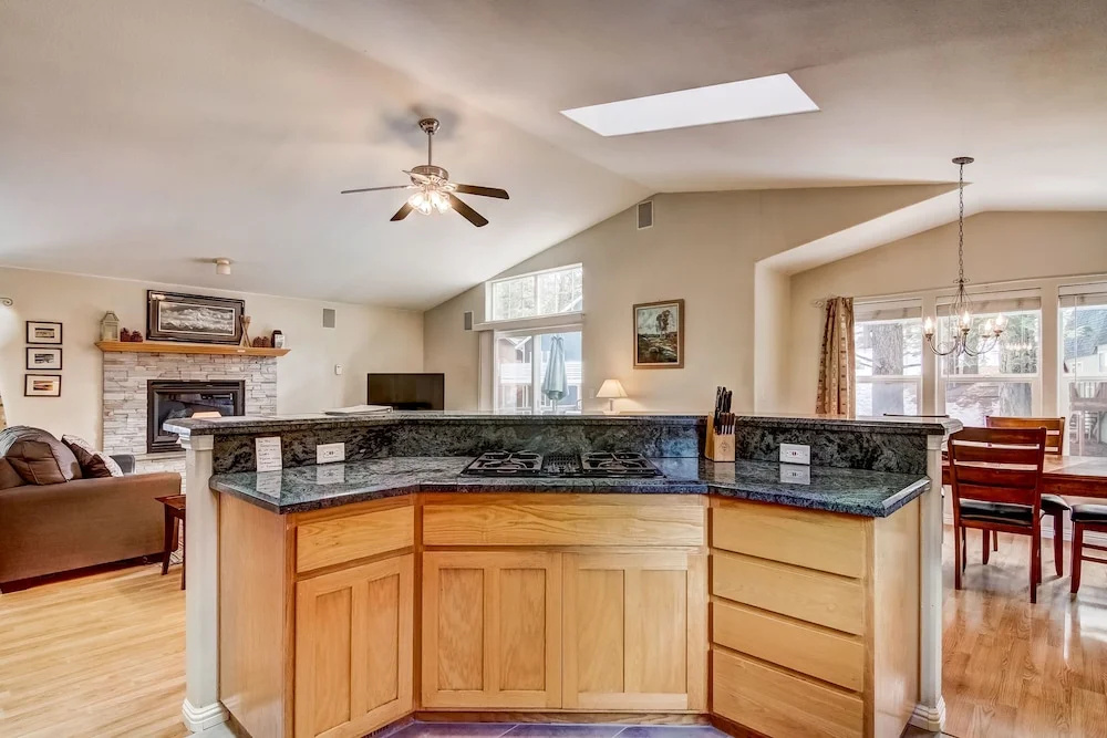 1144gb The Golden Bear 3 Bedroom Home by RedAwning
