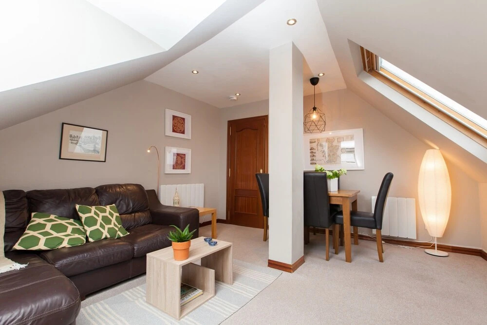 Cozy Flat for 3 in 1860's Leith Whisky Bond
