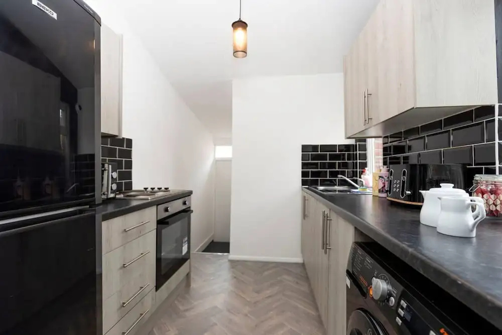Spacious 4BR Home in Gateshead Sleeps 8 w Parking