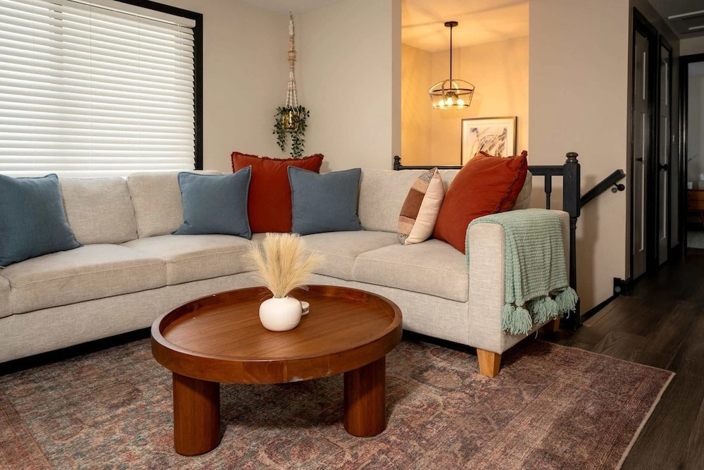August Inn Charming Stay for 8