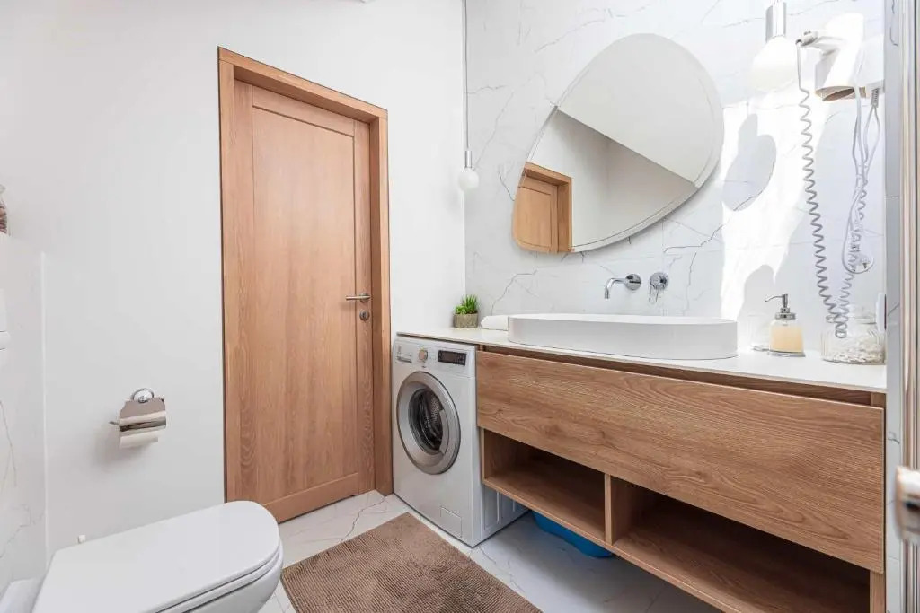 HolidayPlus Multiple Apartments, By Cohost
