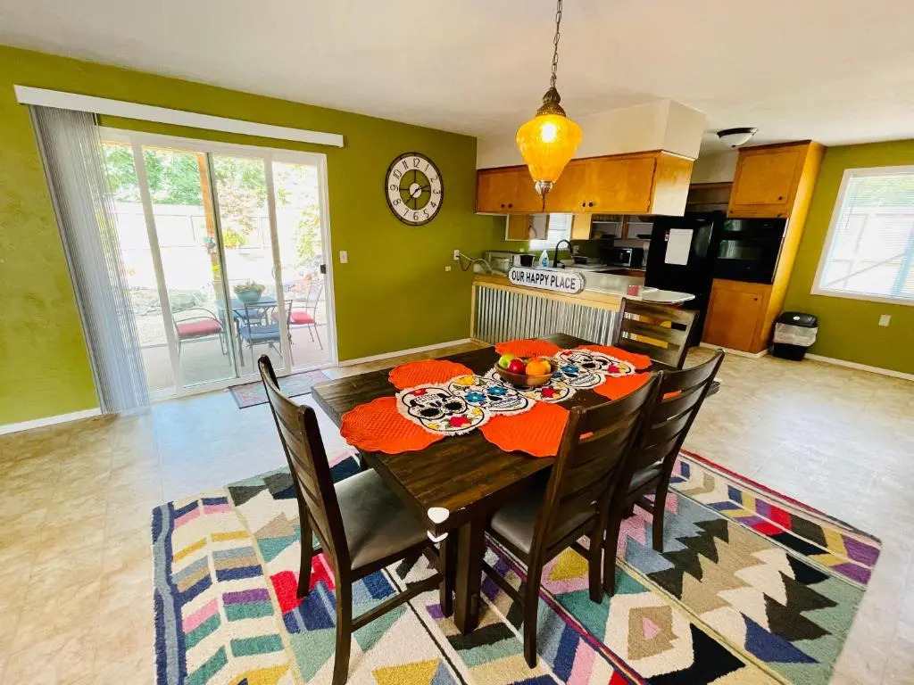 Welcome! Colorful 50's Ranch in the Heart of Eugene