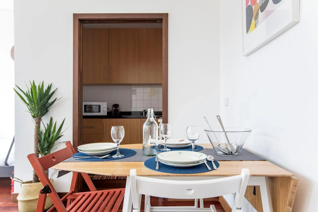 Bonjardim Studio w/ Balcony by LovelyStay