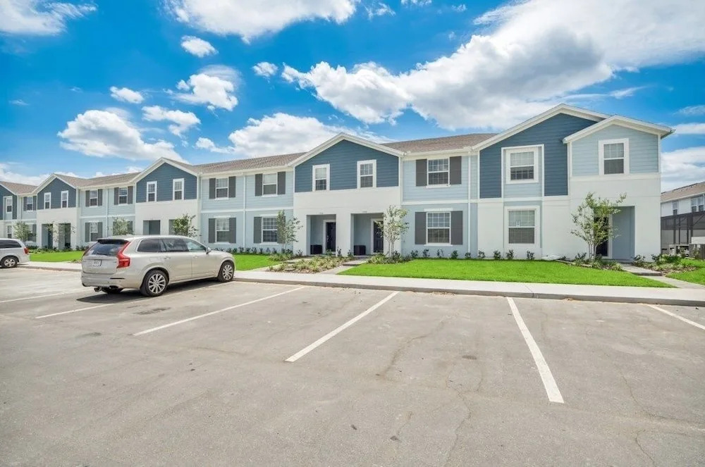 5 Bed Townhome! 5 Bedroom Townhouse by Redawning
