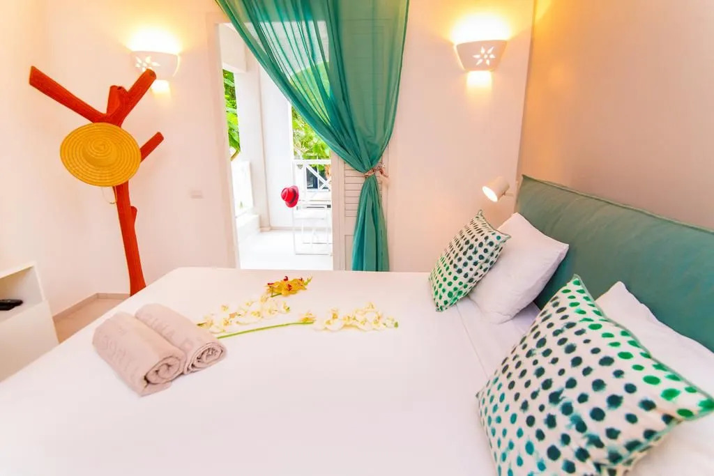 TRACADERO Beach Club & Holidays Rentals
