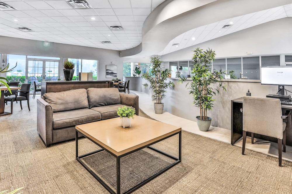 Two-story, Dog-friendly gem Near Theme Parks With Pool, Central AC & On-site gym