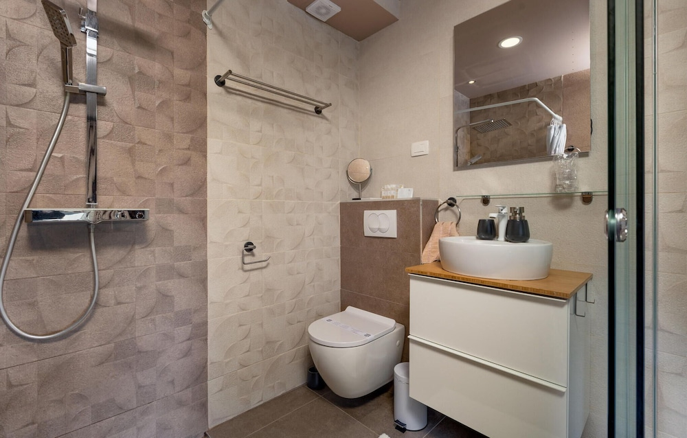 Awesome Home in Vantacici With Jacuzzi, Sauna and Wifi