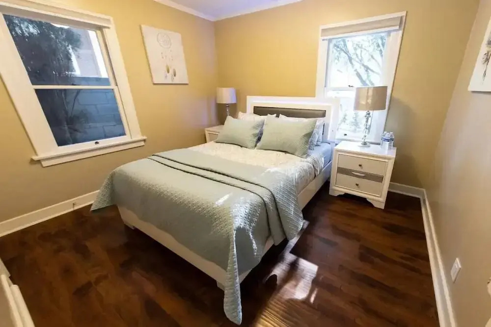 Updated 2BR House in Glendale With Private Fenced Yard Parking p2